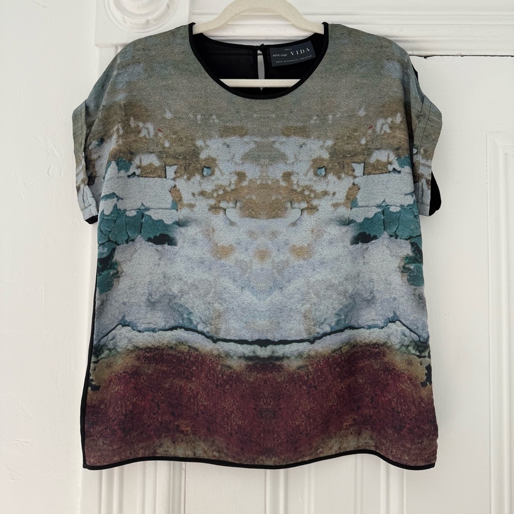 VIDA Multicolor Abstract Print Short Sleeve Top